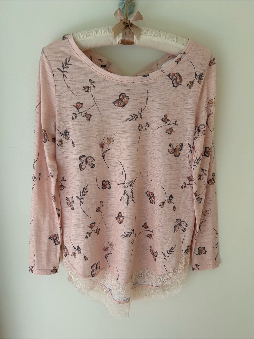 LC Lauren Conrad Butterfly Top with Lace Trim and Chiffon Bow
Size: XS
EUC